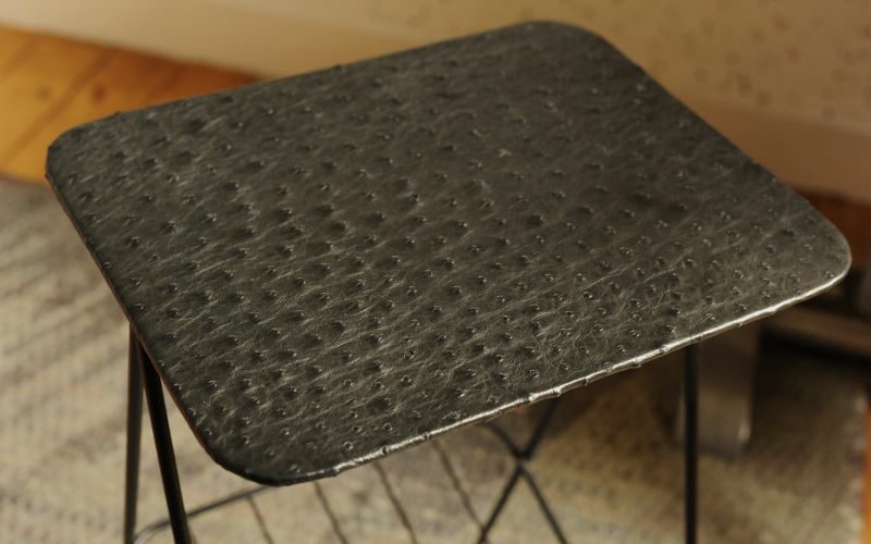 Seconde vie Ruadh du vintage sublimé grâce au cuir meuble d'appoint gainé de cuir d'autruche noir Ruadh sellier maroquinier Bretagne Rennes Seconde vie Ruadh du vintage sublimé grâce au cuir meuble d'appoint gainé de cuir d'autruche noir Ruadh sellier maroquinier Bretagne Rennes