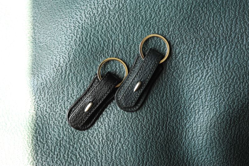 Porte clés en cuir vert et noir de chèvre Ruadh atelier sellier maroquinier rennes Bretagne Porte clés en cuir vert et noir de chèvre Ruadh atelier sellier maroquinier rennes Bretagne