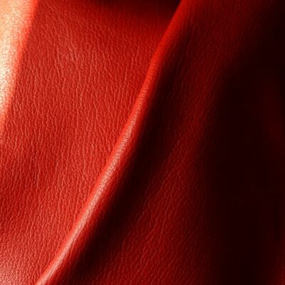 Cuir de chèvre rouge piment Ruadh sellier maronier Bretagne Rennes Cuir de chèvre rouge piment Ruadh sellier maronier Bretagne Rennes