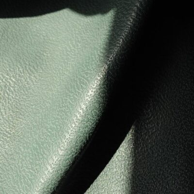 Chèvre vert sapin embossée pekari Ruadh sellier maroquinier Bretagne Rennes Chèvre vert sapin embossée pekari Ruadh sellier maroquinier Bretagne Rennes