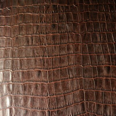 Cuir de vachette embossé croco marron arabica Cuir de vachette embossé croco marron arabica