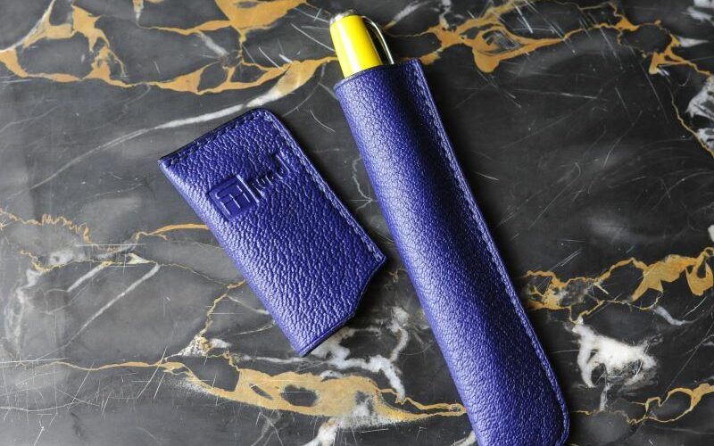 Etui à stylo en cuir de chèvre bleu encre Ruadh Etui à stylo en cuir de chèvre bleu encre Ruadh