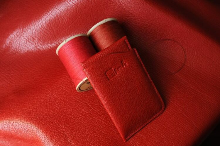 porte cartes vertical deux parties en cuir de chèvre rouge Ruadh sellier maroquinier Bretagne Rennes porte cartes vertical deux parties en cuir de chèvre rouge Ruadh sellier maroquinier Bretagne Rennes