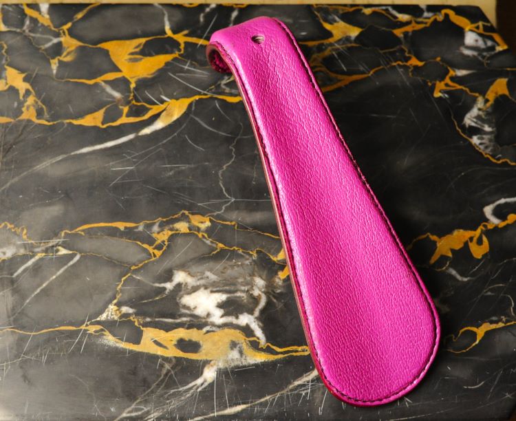 chausse-pied gainé de cuir de chèvre rose Ruadh sellier maroquinier Bretagne Rennes chausse-pied gainé de cuir de chèvre rose Ruadh sellier maroquinier Bretagne Rennes