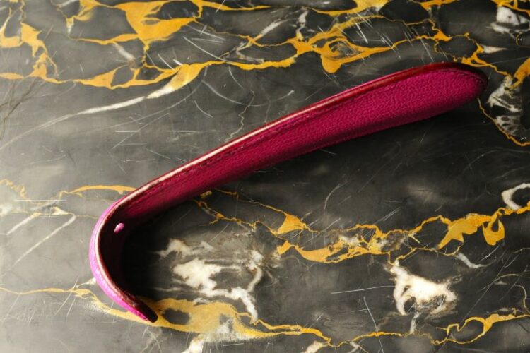 chausse-pied gainé de cuir de chèvre rose Ruadh sellier maroquinier Bretagne Rennes chausse-pied gainé de cuir de chèvre rose Ruadh sellier maroquinier Bretagne Rennes