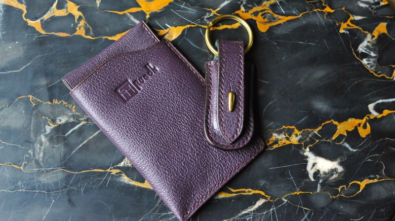 Etui à carte bleu et porte clés en cuir de chèvre violet Ruadh sellier maroquinier Bretagne Rennes Etui à carte bleu et porte clés en cuir de chèvre violet Ruadh sellier maroquinier Bretagne Rennes