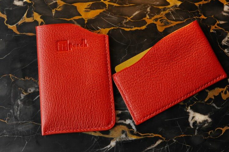 porte carte vertical cuir de chèvre rouge piment Ruadh porte carte vertical cuir de chèvre rouge piment Ruadh