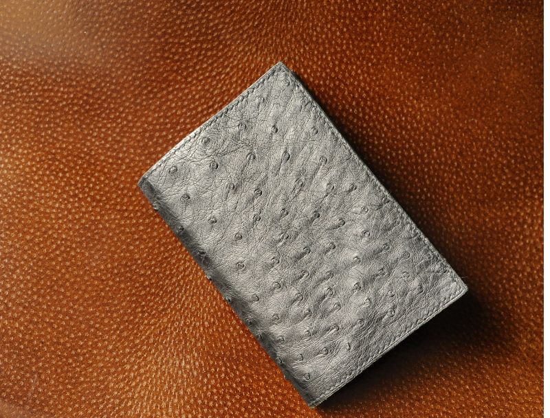 couverture de passeport en cuir d'autruche noir couverture de passeport en cuir d'autruche noir