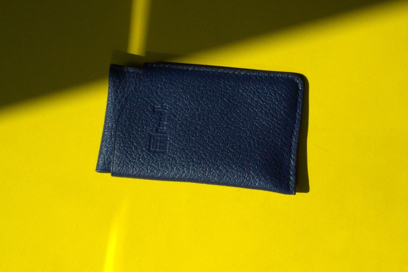 Porte cartes en cuir bleu encre luxe Ruadh Rennes Porte cartes en cuir bleu encre luxe Ruadh Rennes