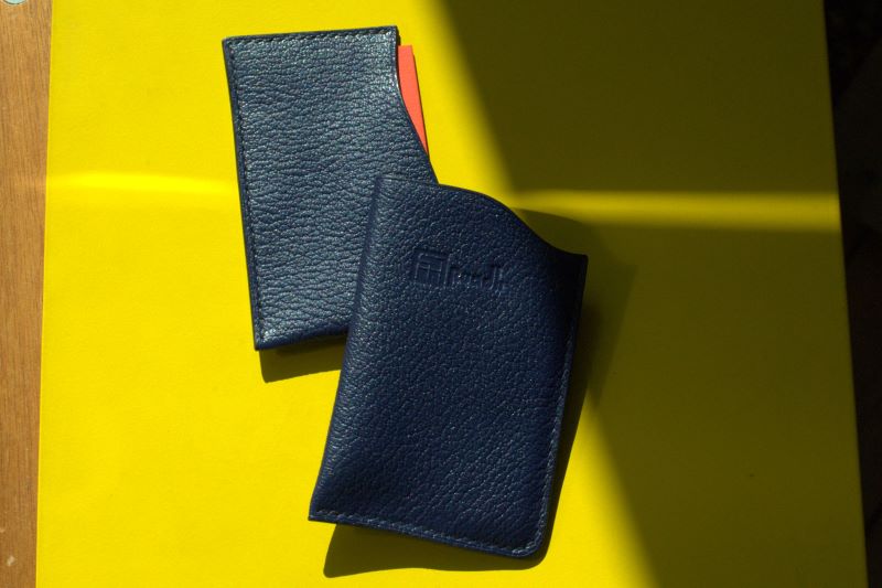 Porte cartes en cuir bleu encre luxe Ruadh Rennes Porte cartes en cuir bleu encre luxe Ruadh Rennes