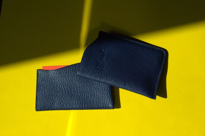 Porte cartes en cuir bleu encre luxe Ruadh Rennes Porte cartes en cuir bleu encre luxe Ruadh Rennes