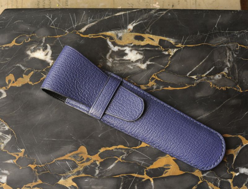 Etui à stylo en cuir de chèvre bleu encre capsule luxe Ruadh Rennes Etui à stylo en cuir de chèvre bleu encre capsule luxe Ruadh Rennes