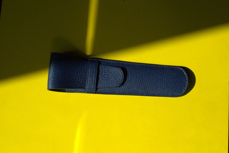Etui à stylo en cuir de chèvre bleu encre cousu sellier main luxe Ruadh Rennes Etui à stylo en cuir de chèvre bleu encre cousu sellier main luxe Ruadh Rennes