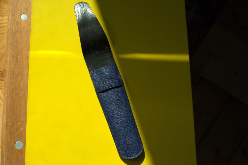 Etui à stylo en cuir de chèvre bleu encre cousu sellier main luxe Ruadh Rennes Etui à stylo en cuir de chèvre bleu encre cousu sellier main luxe Ruadh Rennes