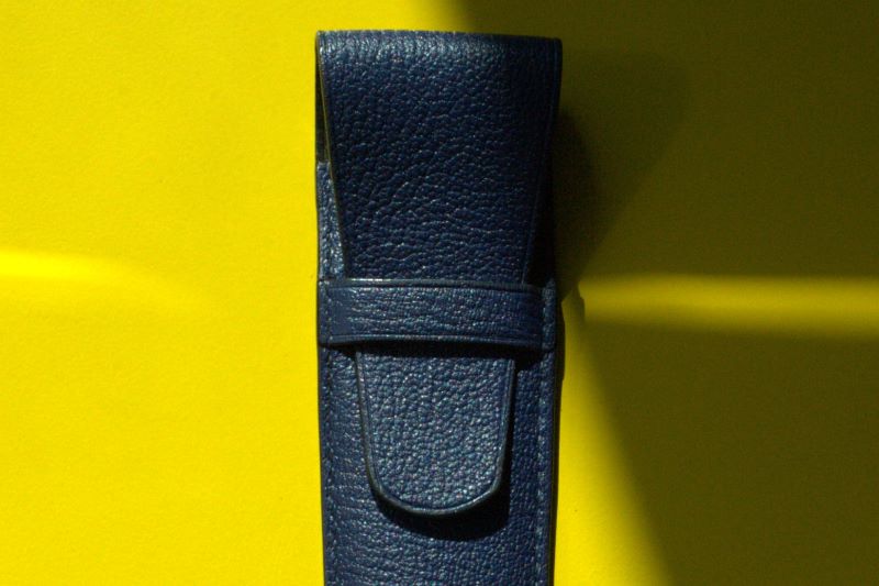 Etui à stylo en cuir de chèvre bleu encre cousu sellier main luxe Ruadh Rennes Etui à stylo en cuir de chèvre bleu encre cousu sellier main luxe Ruadh Rennes